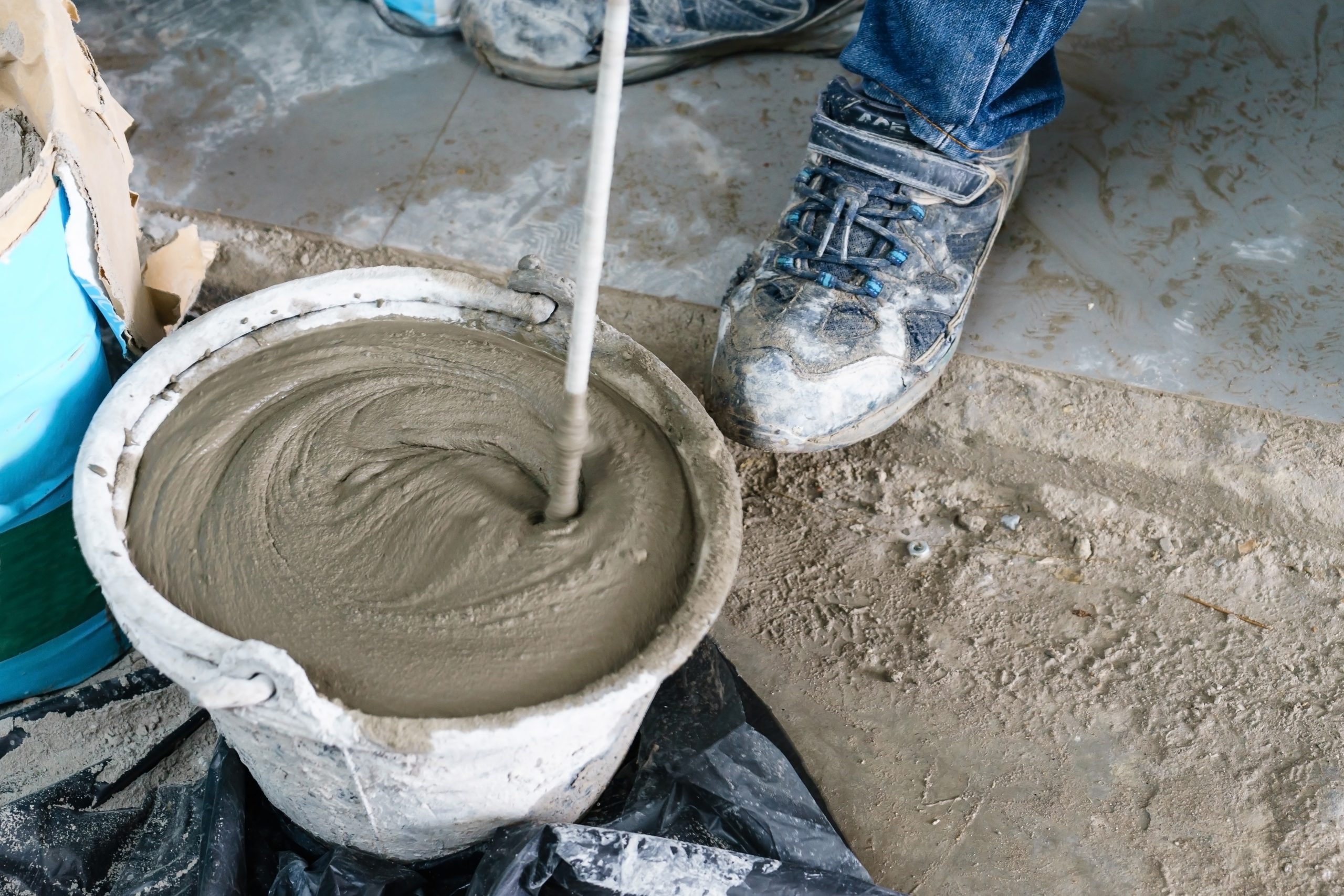 miscelare malta e acqua con trapano per 4-5 minuti